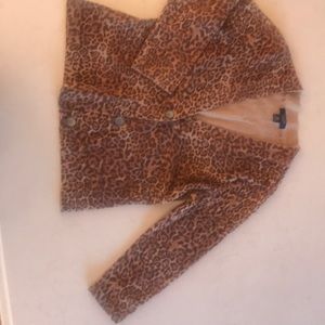 Chaps 3 button 100% cotton leopard printed card.